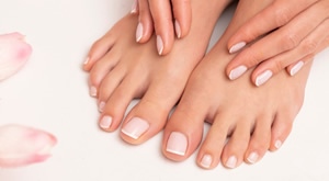 BEAUTY SALON “PINK ME UP” Čavle - doživi trenutak potpune njege uz estetsku PEDIKURU, čupanje obrva ili lakiranje noktiju te gel ugradnju i PARAFINSKI tretman za ruke po izboru!