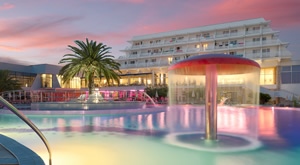 HOTEL OLYMPIA Vodice: 3 dana, 2 NOĆENJA uz bogat POLUPANSION za 2 odrasle osobe i do 2 djece. Uključeni BAZENI, SPA relax, animacija i PARKING. Savršen OBITELJSKI ODMOR za TIJELOVO u Dalmaciji!