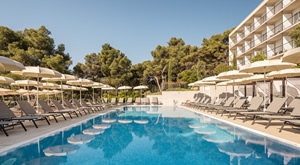 LJETO NA HVARU u Aminess Senses Resort 4*! 5 noćenja za 2 osobe i DIJETE do 10 g. uz ALL INCLUSIVE LIGHT, Superior dvokrevetnu sobu s balkonom, besplatan PARKING, fitness i SPA zonu!