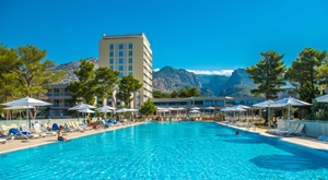ŠPICA SEZONE u BLUESUN Holiday Village Alan u STARIGRADU! 2 ili 3 PUNA PANSIONA za 2 osobe i do 3 djece GRATIS! Uživajte u LJETNOM ODMORU uz korištenje BAZENA i Sea   Sport paketa!