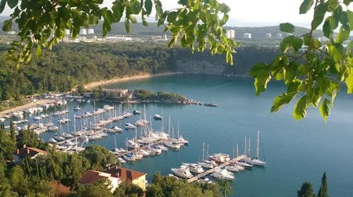 Hoteli Omišalj - Depandansa Primorka - Ljeto na Krku, Omišalj, otok Krk, Hrvatska - 295 EUR - 3x noćenje u dvokrevetnoj sobi za 2 osobe (1. dijete do 7,99 godina besplatno), Polupansion (buffet doručak i buffet večera s uključenim bezalkoholnim pićem)