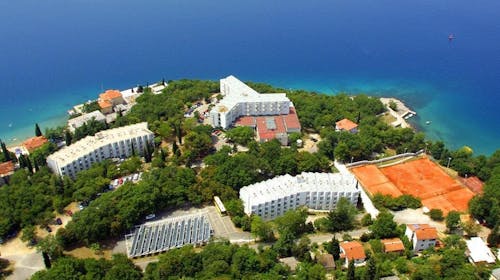 Hoteli Omišalj - Depandansa Primorka - Ljeto na Krku, Omišalj, otok Krk, Hrvatska - 560 EUR - 5x noćenje u dvokrevetnoj sobi za 2 osobe (1. dijete do 7,99 godina besplatno), Polupansion (buffet doručak i buffet večera s uključenim bezalkoholnim pićem)