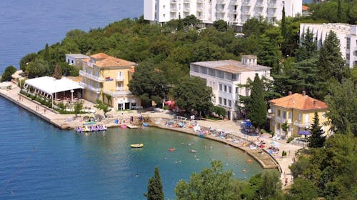 Hoteli Omišalj - Hotel Adriatic - Ljeto na Krku, Omišalj, otok Krk, Hrvatska - 730 EUR - 7x noćenje u dvokrevetnoj sobi za 2 osobe (1. dijete do 7,99 godina besplatno), Polupansion (buffet doručak i buffet večera s uključenim bezalkoholnim pićem)