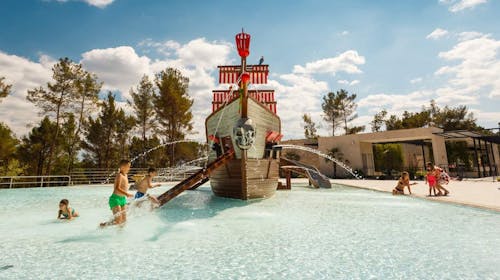 Santa Marina Camping - First minute obiteljsko ljeto, Poreč, Istra, Hrvatska - 1.050 EUR - 7x noćenje u Premium Comfort mobilnoj kućici za do 4 osobe (2 djece do 11,99 godina besplatno), Posteljina i ručnici