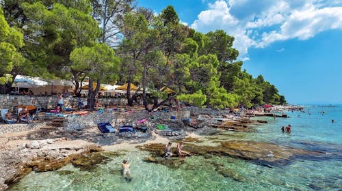 Alemaris Resort - Pozdrav ljetu u obnovljenom hotelu za velike obitelji, Baška Voda, Makarska rivijera, Hrvatska - 505 EUR - 3x noćenje u Standard obiteljskoj sobi s balkonom na morskoj strani (2 povezane sobe) za 4 osobe (2 djece do 11,99 godina besplatno), Polupansion (buffet doručak i večera)