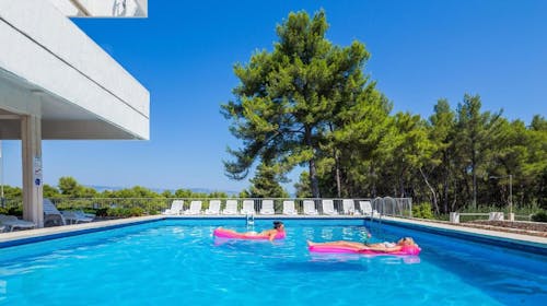 Hotel Hvar - All inclusive ljeto na Hvaru, Jelsa, otok Hvar, Dalmacija, Hrvatska - 450 EUR - 2x noćenje u Comfort dvokrevetnoj sobi s pomoćnim ležajem i balkonom (morska strana) za 2 osobe (1. dijete do 11,99 godina i 2. dijete do 2,99 godina besplatno), All Inclusive s uključenim pićem uz obroke