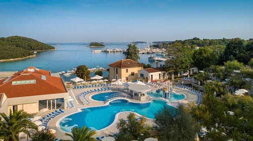 Resort Belvedere - Obiteljski ljetni odmor u Vrsaru, Vrsar, Istra, Hrvatska - 378 EUR - 2x noćenje u dvokrevetnoj Superior sobi s pomoćnim ležajem i balkonom za 2 osobe (1 dijete do 11,99 godina besplatno), Polupansion (doručak i večera)