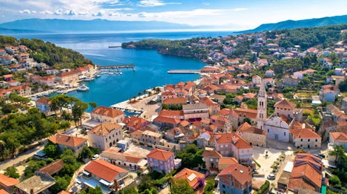 Hotel Hvar - All inclusive obiteljsko ljeto na Hvaru, Jelsa, otok Hvar, Dalmacija, Hrvatska - 1.075 EUR - 5x noćenje u Comfort dvokrevetnoj sobi s pomoćnim ležajem i balkonom (morska strana) za 2 osobe (1. dijete do 11,99 godina i 2. dijete do 2,99 godina besplatno), All Inclusive s uključenim pićem uz obroke