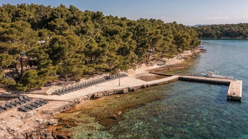 Aminess Younique Senses Resort - Obiteljski ljetni all inclusive light na Hvaru, Vrboska, otok Hvar, Hrvatska - 1.903 EUR - 7x noćenje u dvokrevetnoj Superior sobi s balkonom za 2 osobe (1 dijete do 9,99 godina besplatno), All inclusive light