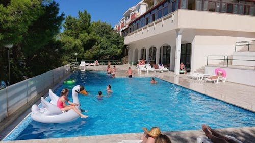 Hotel Zagreb Karlobag - Akcijska cena za ljeto s polupansionom, Karlobag, Hrvatska - 571 EUR - 7x noćenje u dvokrevetnoj sobi za 2 osobe (1. dijete do 11,99 godina besplatno i 2. dijete do 0,99 godina besplatno), Polupansion