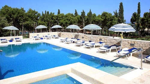 Aminess Vival Velaris Resort - Obiteljsko ljeto na Braču, Supetar, otok Brač, Dalmacija, Hrvatska - 2.125 EUR - 7x noćenje u dvokrevetnoj Superior sobi s balkonom (pogled park) za 2 osobe (1 dijete do 9,99 godina besplatno), Polupansion