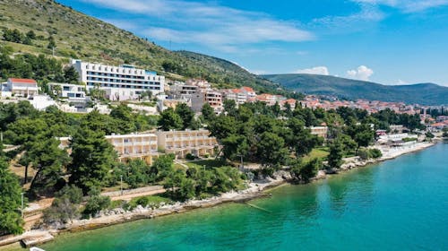 Hotel Val - Ljeto u Trogiru, Seget Donji, Trogir, Dalmacija, Hrvatska - 260 EUR - 3x noćenje u dvokrevetnoj Classic sobi (park strana) za 2 osobe (1. dijete do 2,99 godina i 2. dijete do 11,99 godina besplatno), Buffet doručak