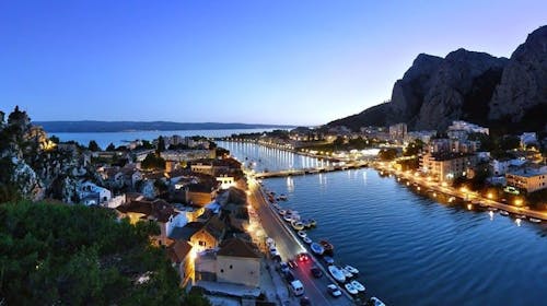 Kamp Almissa - Odmor u Dalmaciji - Mobilna kućica Adria Superior, Omiš, Dalmacija, Hrvatska - 162 EUR - 2x noćenje u mobilnoj kućici Adria Superior 4+1 (C2 zona, zadnji red) za do 5 osoba (4 odrasle osobe i 1 dijete do 11,99 godina), Korištenje posteljine i ručnika