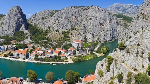 Kamp Almissa - Odmor u Dalmaciji - Mobilna kućica Adria Superior, Omiš, Dalmacija, Hrvatska - 1.559 EUR - 5x noćenje u mobilnoj kućici Adria Superior 4+1 (C2 zona, zadnji red) za do 5 osoba (4 odrasle osobe i 1 dijete do 11,99 godina), Korištenje posteljine i ručnika