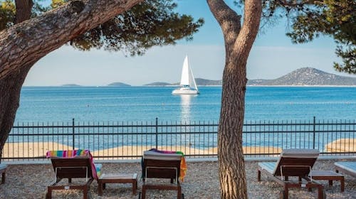 Villa Arausa - Obiteljsko all inclusive light ljeto, Vodice, Dalmacija, Hrvatska - 1.515 EUR - 7x noćenje u dvokrevetnoj Standard sobi s balkonom morska strana za 2 osobe (1 dijete do 11,99 godina i 2. dijete do 2,99 godina besplatno), All inclusive light