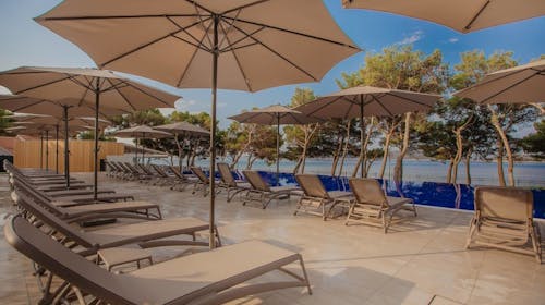 Villa Arausa - Obiteljsko all inclusive light ljeto, Vodice, Dalmacija, Hrvatska - 1.927 EUR - 7x noćenje u dvokrevetnoj Standard sobi s balkonom morska strana za 2 osobe (1 dijete do 11,99 godina i 2. dijete do 2,99 godina besplatno), All inclusive light
