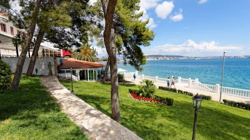 Hotel Val - Ljeto u Trogiru, Seget Donji, Trogir, Dalmacija, Hrvatska - 630 EUR - 7x noćenje u dvokrevetnoj Comfort sobi (morska strana) u depandansi za 2 osobe (1. dijete do 2,99 godina i 2. dijete do 11,99 godina besplatno), Buffet doručak