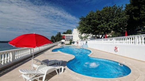 Hotel Val - Ljeto u Trogiru, Seget Donji, Trogir, Dalmacija, Hrvatska - 756 EUR - 7x noćenje u dvokrevetnoj Comfort sobi (morska strana) u depandansi za 2 osobe (1. dijete do 2,99 godina i 2. dijete do 11,99 godina besplatno), Buffet doručak