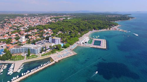 Ilirija Resort - Hotel Ilirija - VIP premium obiteljsko ljeto s punim pansionom u Biogradu - Akcijska cijena, Biograd na Moru, Dalmacija, Hrvatska - 1.135 EUR - 5x noćenje u dvokrevetnoj Premium Club sobi za 2 osobe (1 dijete do 12 godina i 1 dijete do 7 godina besplatno), Puni pansion