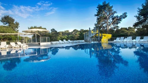 Family Hotel Adria - Obiteljsko all inclusive ljeto u Dalmaciji, Biograd na Moru, Dalmacija, Hrvatska - 1.449 EUR - 4x noćenje u dvokrevetnoj Comfort sobi s balkonom i pomoćnim ležajem za 2 osobe (1 dijete do 11,99 godina i dijete do 2,99 godina besplatno), All inclusive