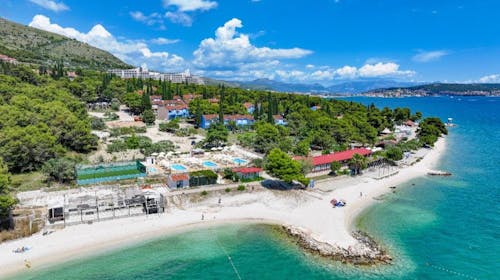 Apartmani Medena - Last minute ljeto s polupansionom u Trogiru za 4 osobe, Donji Seget, Trogir, Dalmacija, Hrvatska - 819 EUR - 3x noćenje u Superior seaside apartmanu B (4+1) za 4 odrasle osobe (1 dijete do 11,99 godina besplatno), Polupansion