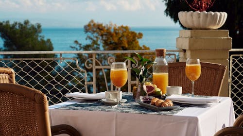 Hotel Lovran - Last minute ljetni odmor u Lovranu tijekom tjedna, Lovran, Hrvatska - 120 EUR - 1x noćenje u dvokrevetnoj Standard sobi s pogledom na ulicu za 2 osobe (1 dijete do 6,99 godina besplatno), Buffet doručak