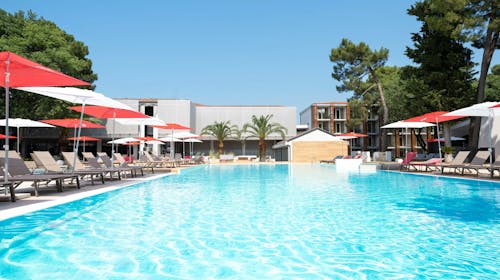 Hotel Pelegrin Plava Laguna - Ljeto u obnovljenom hotelu u Istri, Umag, Istra, Hrvatska - 516 EUR - 2x noćenje u Classic sobi s balkonom (park strana) za 2 osobe (1. dijete do 11,99 godina i 2. dijete do 4,99 godina besplatno), Polupansion