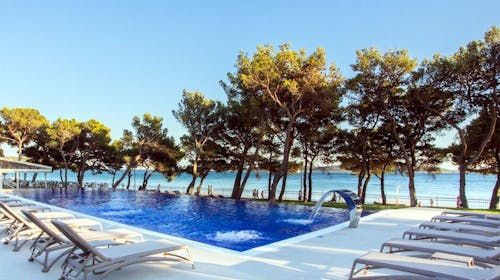 Villas Arausana & Antonina - Ljeto uz more, Vodice, Dalmacija, Hrvatska - 1.762 EUR - 7x noćenje u dvokrevetnoj sobi s balkonom (morska strana) za 2 osobe (1 dijete do 11,99 godina i 2. dijete do 2,99 godina besplatno), Polupansion