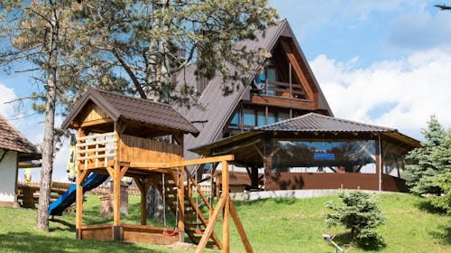 Hotel Babino Brdo - Opuštajući odmor za obitelji , Derventa, Bosna i Hercegovina - 75 EUR - 1x noćenje u trokrevetnoj sobi za 3 osobe, Doručak