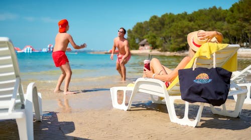 Pine Beach Pakoštane - Obiteljski all inclusive light odmor uz sport i prirodu, Pakoštane, Dalmacija, Hrvatska - 727 EUR - 3x noćenje u Comfort bungalovu (bez struje) za 3 osobe (2 djece do 3,99 godina besplatno), All inclusive light