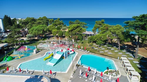 Hotel Sipar Plava Laguna - Obiteljski ljetni odmor uz plažu, Umag, Istra, Hrvatska - 1.129 EUR - 5x noćenje u dvokrevetnoj Superior sobi s pomoćnim krevetom i balkonom (park strana) za 2 osobe (1 dijete do 11,99 godina i 1 dijete do 4,99 godina besplatno), Polupansion