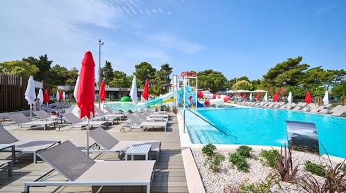 Hotel Sipar Plava Laguna - Obiteljski kraj ljeta uz plažu, Umag, Istra, Hrvatska - 508 EUR - 3x noćenje u dvokrevetnoj Superior sobi s pomoćnim krevetom i balkonom (park strana) za 2 osobe (1 dijete do 11,99 godina i 1 dijete do 4,99 godina besplatno), Polupansion