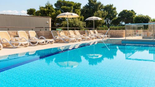 Aminess Vival Casa Velaris - Ljeto na Braču za obitelji, Supetar, otok Brač, Dalmacija, Hrvatska - 737 EUR - 4x noćenje u dvokrevetnoj Comfort sobi s balkonom za 2 osobe (1 dijete do 9,99 godina besplatno), Polupansion