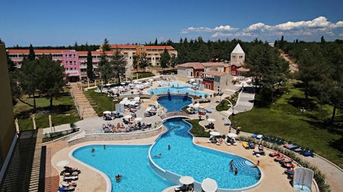 Residence Garden Istra Plava Laguna - Obiteljsko ljeto u Istri, Umag, Istra, Hrvatska - 1.271 EUR - 5x noćenje u Classic sobi s balkonom (pogled park) za 2 osobe (1 dijete do 11,99 godina besplatno), Polupansion