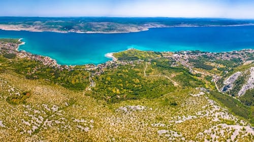 Hotel Riviera - Bijeg u srce prirode i jadranske obale, Starigrad, Paklenica, Dalmacija, Hrvatska - 375 EUR - 3x noćenje u trokrevetnoj sobi za do 3 osobe (3 odrasle osobe ili 2 odrasle i 1 dijete besplatno), Doručak