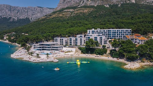 Morenia All Inclusive Resort - All inclusive ljeto s animacijom, Podaca, Makarska rivijera, Dalmacija, Hrvatska - 1.240 EUR - 5x noćenje u Standard sobi s balkonom (strana more) za 2 osobe (1 dijete do 7,99 godina u krevetu s roditeljima besplatno), All inclusive