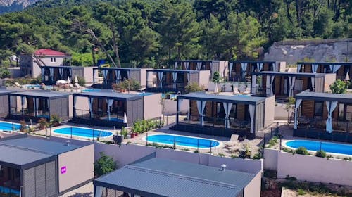 Park Villas by Morenia - Najam Deluxe kamping vile s privatnim bazenom, Podaca, Makarska rivijera, Dalmacija, Hrvatska - 2.079 EUR - 7x noćenje u kamping vili s privatnim grijanim bazenom za do 6 osoba (max. 4 odrasle osobe i 2 djece do 11,99 godina), Korištenje hotelskih grijanih vanjskih bazena
