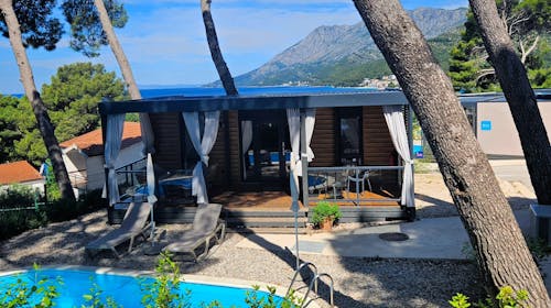 Park Villas by Morenia - Najam Deluxe kamping vile s privatnim bazenom, Podaca, Makarska rivijera, Dalmacija, Hrvatska - 866 EUR - 2x noćenje u kamping vili s privatnim grijanim bazenom za do 6 osoba (max. 4 odrasle osobe i 2 djece do 11,99 godina), Korištenje hotelskih grijanih vanjskih bazena