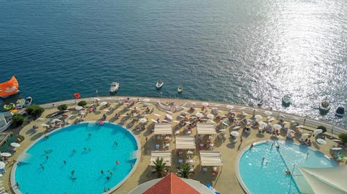 Hotel Katarina - Last minute ljeto za velike obitelji u Selcu, Selce, Hrvatska - 1.709 EUR - 5x noćenje u Superior obiteljskoj sobi s francuskim balkonom (2 povezane sobe) za 2 osobe (4 djece do 11,99 godina besplatno), Polupansion