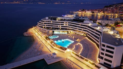 Grand Hotel View - Romantično ljeto na Braču, Otok Brač, Dalmacija, Hrvatska - 1.979 EUR - 7x noćenje u dvokrevetnoj Superior sobi s balkonom (bočni pogled na more) za 2 osobe, Polupansion