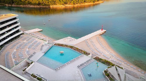 Grand Hotel View - Obiteljsko ljeto na Braču, Otok Brač, Dalmacija, Hrvatska - 1.069 EUR - 3x noćenje u dvokrevetnoj Superior sobi s balkonom (pogled more) i 2 pomoćna ležaja za 2 osobe (2 djece do 11,99 godina besplatno), Polupansion