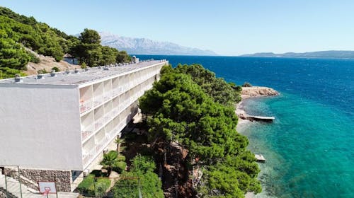 Sagitta Holiday Resort - Obiteljsko ljeto u Omišu - Superior obiteljski apartman, Omiš, Dalmacija, Hrvatska - 1.980 EUR - 5x noćenje u Superior obiteljskom apartmanu s bočnim pogledom na more i balkonom (2+2) za 2 osobe (2 djece do 13,99 godina i 1 dijete do 7,99 godina besplatno), All inclusive
