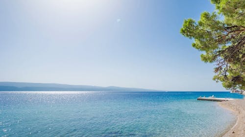 Sagitta Holiday Resort - Obiteljsko ljeto u Omišu - Superior obiteljski apartman, Omiš, Dalmacija, Hrvatska - 2.772 EUR - 7x noćenje u Superior obiteljskom apartmanu s bočnim pogledom na more i balkonom (2+2) za 2 osobe (2 djece do 13,99 godina i 1 dijete do 7,99 godina besplatno), All inclusive