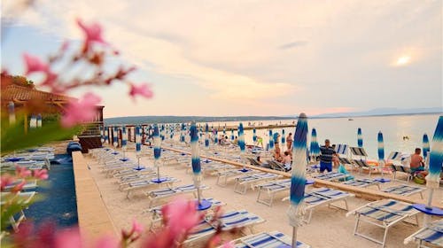 Hotel Selce - Kraj ljeta tik uz obalu, Selce, Hrvatska - 239 EUR - 2x noćenje u dvokrevetnoj sobi u mansardi za 2 osobe (1 dijete do 6,99 godina besplatno), Polupansion