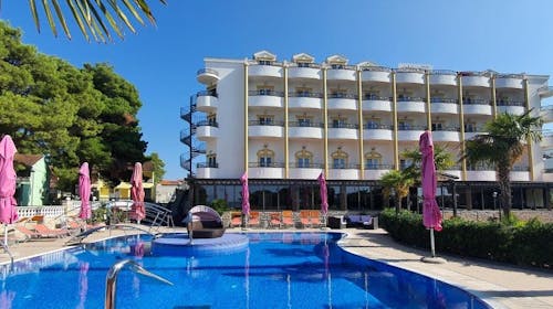 Hotel Miramare Vodice - Ljeto u Dalmaciji s korištenjem bazena, Vodice, Dalmacija, Hrvatska - 1.449 EUR - 7x noćenje u dvokrevetnoj sobi s balkonom pogled park za 2 osobe (1 dijete do 11,99 godina i 1 dijete do 4,99 godina besplatno), Polupansion