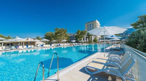 Bluesun Holiday Village Alan - Last minute ljeto s punim pansionom, Starigrad Paklenica, Dalmacija, Hrvatska - 456 EUR - 2x noćenje u Standard dvokrevetnoj sobi s balkonom za 2 osobe, Puni pansion