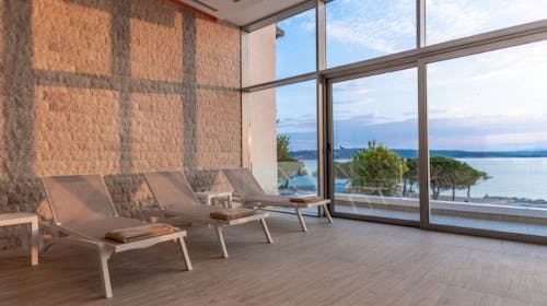 Hotel Miramare - Luksuzno obiteljsko ljeto - Posebna akcija, Crikvenica, Hrvatska - 1.495 EUR - 5x noćenje u dvokrevetnoj Superior sobi za 2 osobe (1 dijete do 11,99 godina i 1 dijete do 3,99 godina besplatno), Polupansion