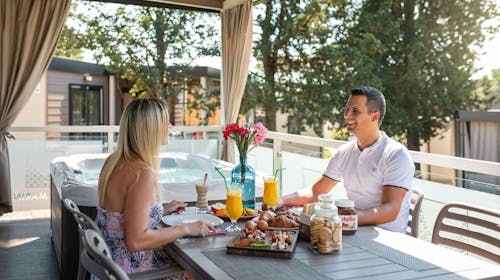Santa Marina Boutique Camping - Obiteljski ljetni odmor u Poreču, Poreč, Istra, Hrvatska - 160 EUR - 2x noćenje u Premium Relax mobilnoj kućici za 4 osobe (2 djece do 11,99 godina besplatno), Posteljina i ručnici
