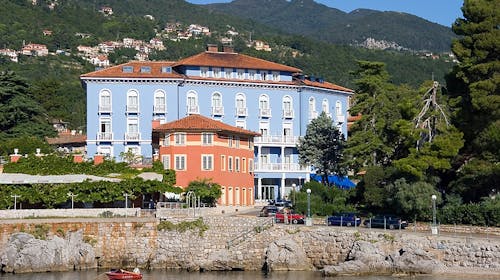Hotel Park - Ljeto u Lovranu, Lovran, Hrvatska - 495 EUR - 3x noćenje u dvokrevetnoj sobi morska strana za 2 osobe (1. dijete do 13,99 godina i 2. dijete do 2,99 godina besplatno), Polupansion (doručak i večera)