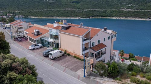 Hotel Adria - Ljetni odmor u Neumu, Neum, Bosna i Hercegovina - 639 EUR - 5x noćenje u trokrevetnoj sobi za 3 osobe (dijete do 7 godina besplatno), Doručak